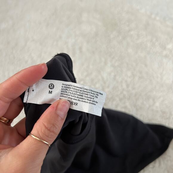 Lululemon Womens Wundermost Ultra-Soft Nulu ScoopNeck Cropped Tank Sz M in Black - Picture 5 of 5